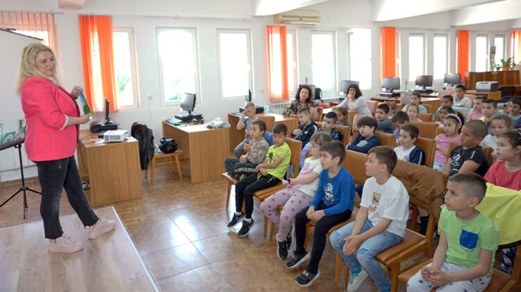 Детската писателка Катя Грозева се срещна с ученици в Библиотеката