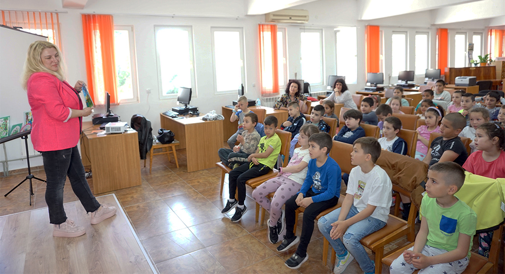 Детската писателка Катя Грозева се срещна с ученици в Библиотеката